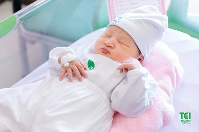 Thai dây rốn quấn cổ 2 vòng, mẹ vẫn nỗ lực sinh thường đầy ngoạn mục