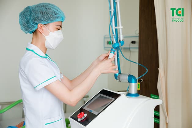 Sau sinh, chị Khuyên có sử dụng dịch vụ chiếu Plasma trong quá trình lưu viện tại Thu Cúc TCI để giúp vết mổ phục hồi nhanh chóng