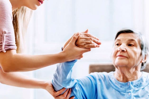 Chăm sóc bệnh nhân tai biến mạch máu não với chế độ sinh hoạt và tập luyện phù hợp