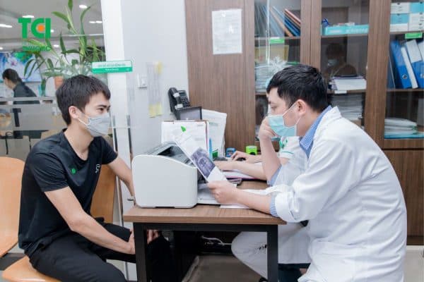 Bác sĩ tiến hành kiểm tra sức khỏe răng miệng để xây dựng phác đồ điều trị phù hợp