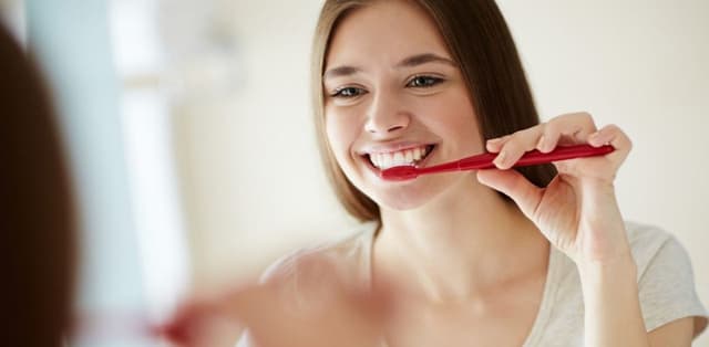 Bác sĩ nha khoa tư vấn các phương pháp điều trị sâu răng