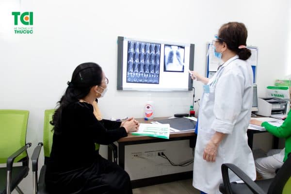 Nguyên nhân có thể do hiện tượng viêm hoặc lắng đọng canxi tại dây chằng quanh cột sống