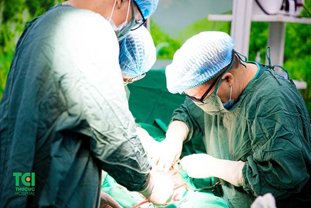 Bác sĩ Nguyễn Tuấn Minh - Nguyên phó Trưởng khoa Sản Đẻ – Bệnh viện Phụ sản Hà Nội là người đã trực tiếp giúp đỡ chị Vân vượt cạn thành công, không còn bận tâm về nỗi lo thông liên nhĩ