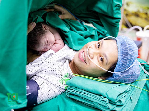 Em bé được áp da cùng mẹ ngay sau khi chào đời