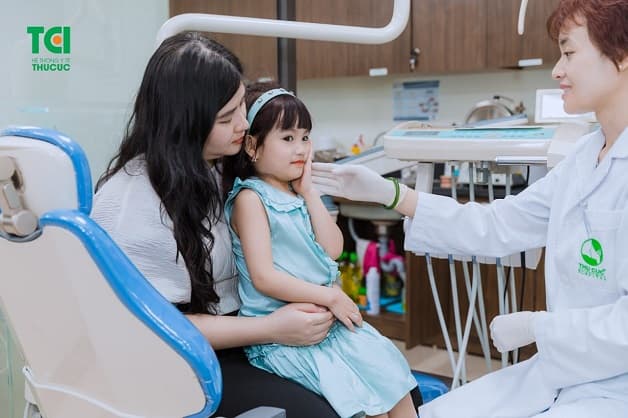 Đừng quên thăm khám với bác sĩ từ sớm để có phương án điều trị kịp thời, hữu hiệu cho trẻ bố mẹ nhé!