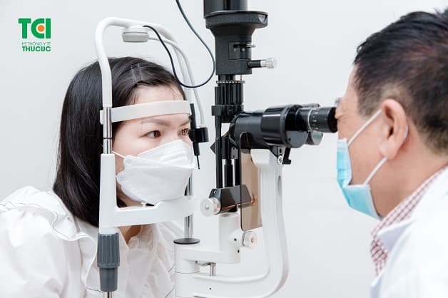 Kiểm tra những bệnh lý mắt là một danh mục không thể thiếu.