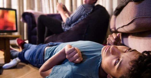 Co giật động kinh có thể khiến người bệnh té ngã.