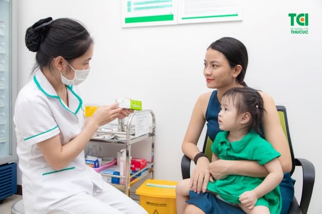 Các triệu chứng sau khi tiêm vắc xin cúm - Sốt có thể là một trong những phản ứng sẽ xảy ra sau khi tiêm vắc xin phòng cúm. Tuy nhiên hiện tượng này nếu có cũng chỉ là phản ứng bình thường của cơ thể sau khi tiêm