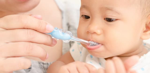 Chăm sóc răng cho bé dưới 1 tuổi đúng cách