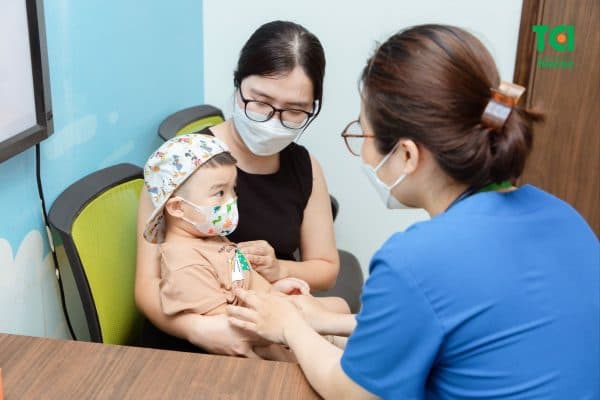 Cho trẻ thăm khám để điều trị kịp thời, ngăn chặn biến chứng xảy ra