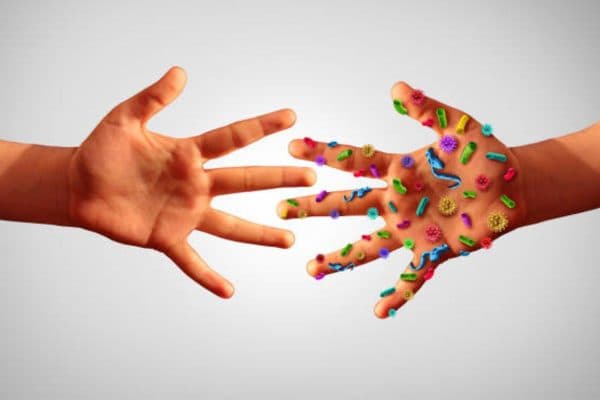 Cúm A lây nhiễm như thế nào theo các nghiên cứu y khoa là do trẻ tiếp xúc với chất nôn, giọt bắn, dịch thải... từ trẻ bệnh