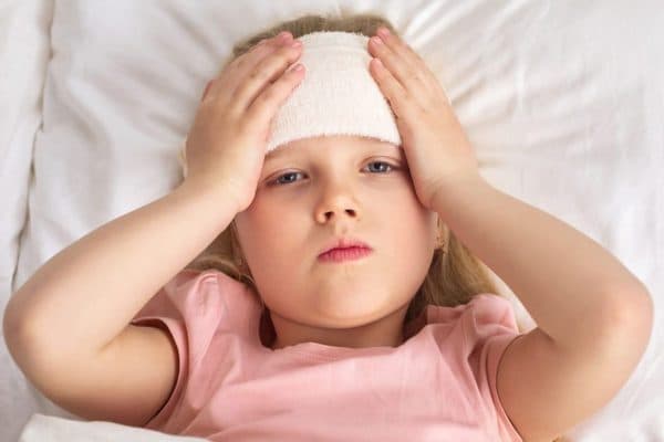 Khi bị cúm A, trẻ thường có các biểu hiện như ho, sốt cao, ngạt mũi, đau đầu, đau cơ...