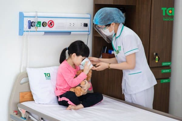 Cúm A ở trẻ có thể điều trị bằng việc uống thuốc hạ sốt, kháng virus, giảm đau... theo chỉ định của bác sĩ