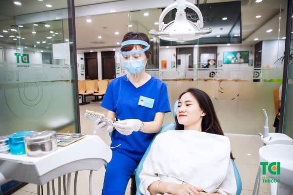 Dán sứ cần được thực hiện bởi bác sĩ có chuyên môn cao, sử dụng trang thiết bị hiện đại tại nha khoa uy tín 