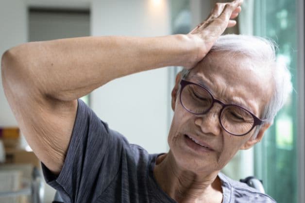 Dấu hiệu nhồi máu não biểu hiện qua chóng mặt dữ dội, đột ngột trong thời gian ngắn