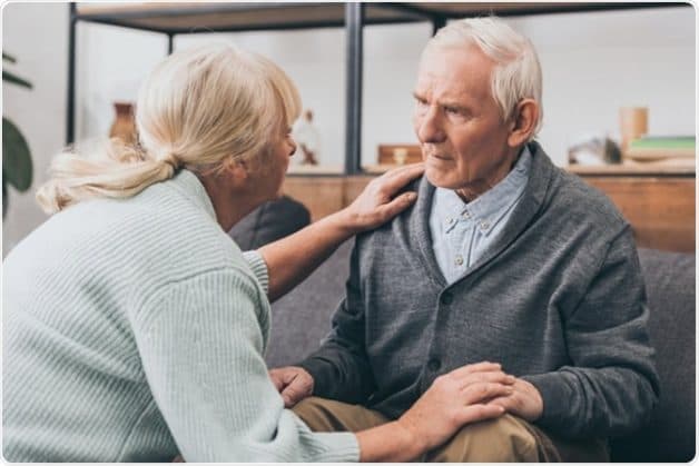 Dấu hiệu sa sút trí tuệ thường gặp gồm lẫn lộn thời gian ngày và đêm, lạc đường, hay quên,...