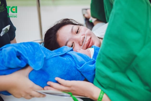 Đẻ mổ xong kiêng những gì - Mẹ nên nhanh chóng đi thăm khám bác sĩ nếu xảy ra một số hiện tượng bất thường.