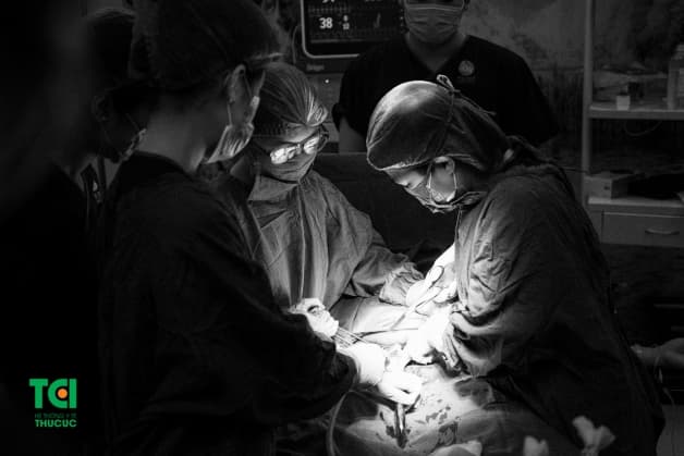 Đẻ mổ sau bao lâu hết đau dạ con - mẹ có thể massage