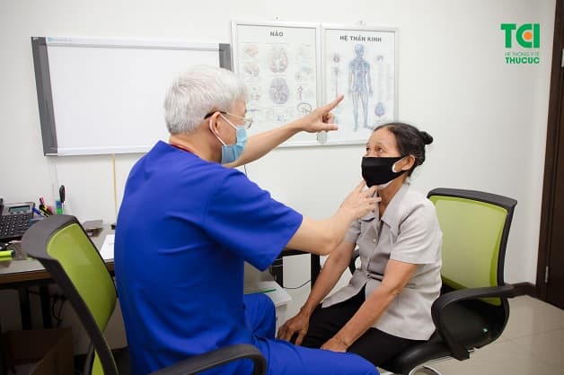 khám và chẩn đoán đột quỵ thiếu máu não