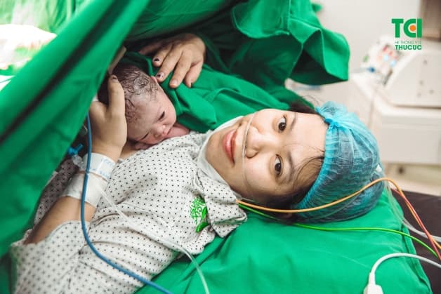 Kiêng kị sau đẻ mổ - mẹ nên tránh sử dụng các loại thức ăn có khả năng gây khó tiêu hóa, đầy hơi, ợ chua: sữa đậu nành, dưa muối, cà muối,..