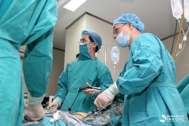 Các y, bác sĩ bệnh viện Thu Cúc với ca phẫu thuật cứu sống một bệnh nhận thủng dạ dày