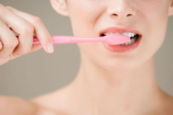 Vệ sinh răng miệng kém khoa học là một trong những nguyên nhân hình thành cao răng