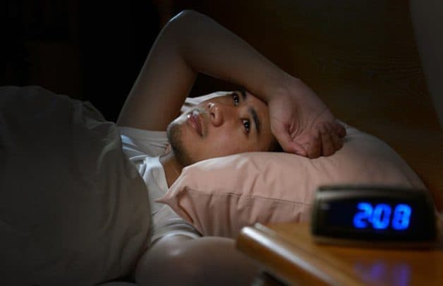 Chứng khó ngủ thường có biểu hiện là khó đi vào giấc ngủ, khó duy trì giấc ngủ và thức dậy sớm