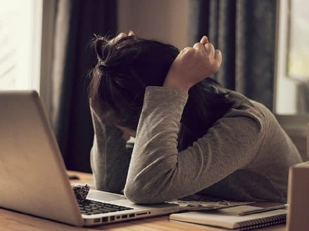 Áp lực công việc và cuộc sống là một trong những nguyên nhân khó ngủ