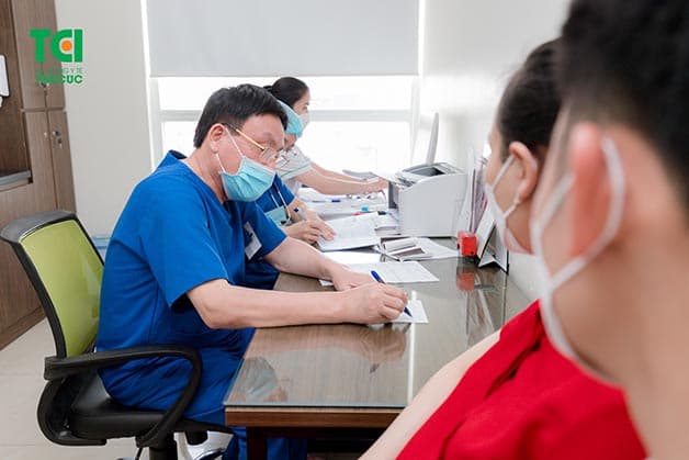 Khám phụ khoa định kỳ, nghe theo chỉ định của bác sĩ khi dùng thuốc sẽ giúp chị em khắc phục tốt các vấn đề về kinh nguyệt