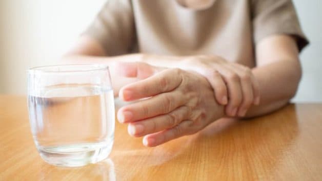 Rối loạn vận động là hiện tượng suy giảm khả năng kiểm soát các cơ trên cơ thể như mắt, môi, lưỡi, chân, tay,...