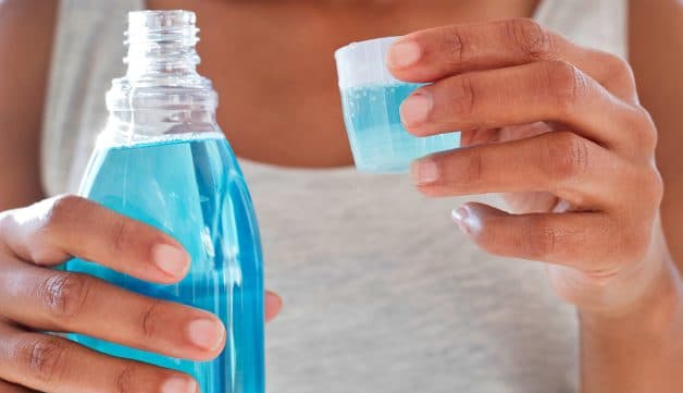 Súc miệng bằng nước súc miệng có chứa flour