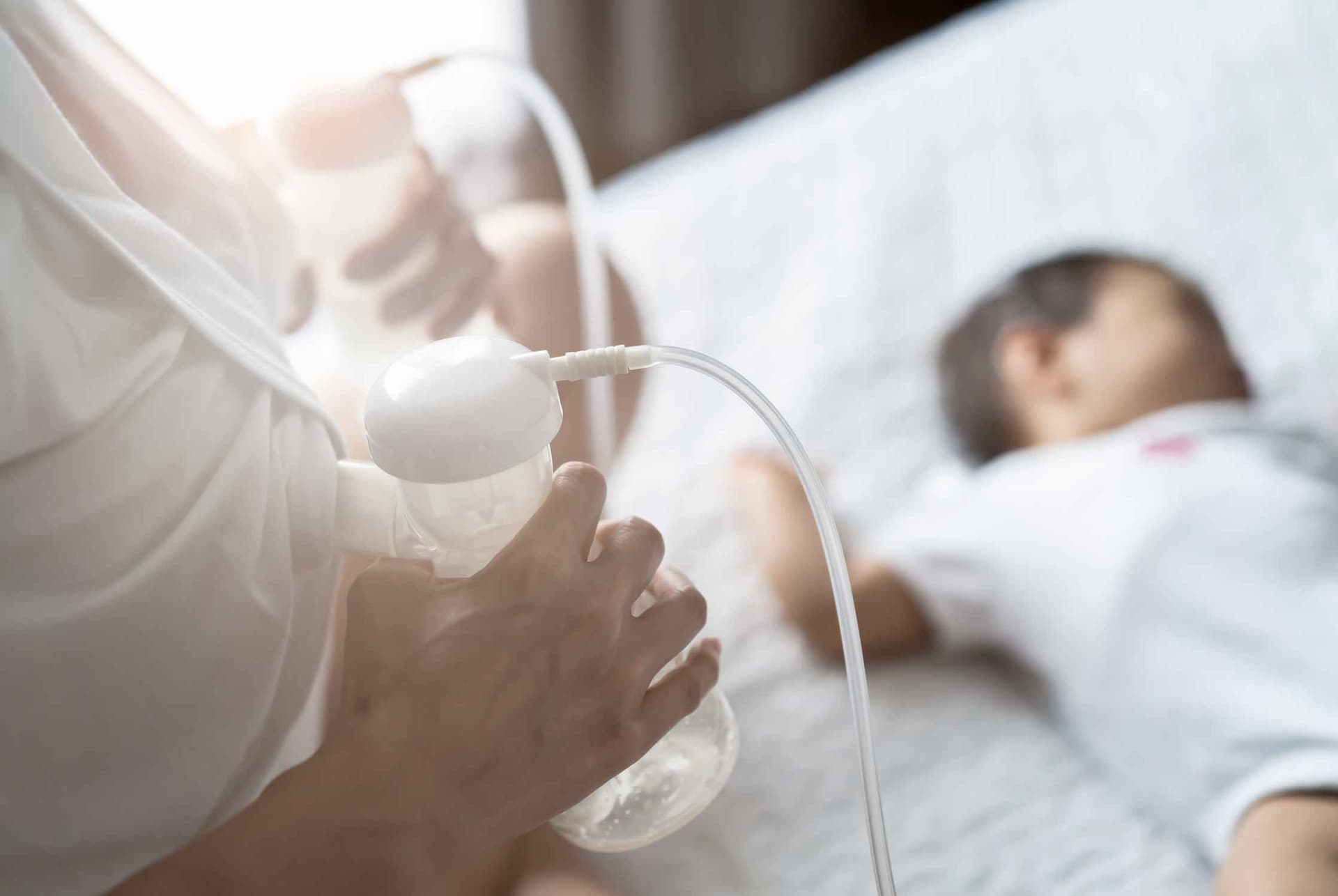 Mẹ có thể sử dụng máy hút sữa để làm giảm tình trạng tắc tia sữa