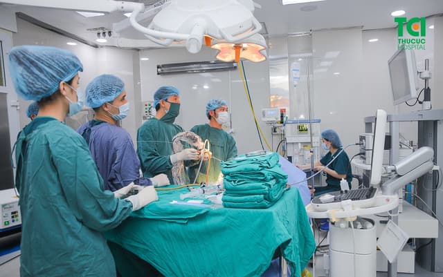 Tán sỏi niệu quản ngược dòng trong điều trị sỏi tiết niệu