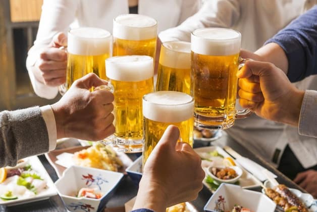 Đồ uống có cồn, ga và chất kích thích làm tình trạng viêm nhiễm nặng hơn, ảnh hưởng đến cột sống