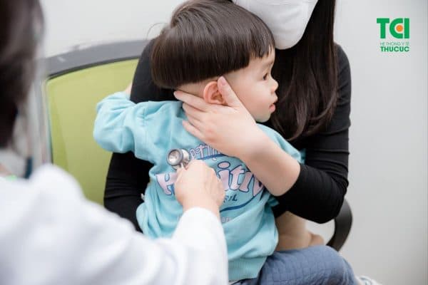 Thăm khám sức khỏe cho trẻ thường xuyên với bác sĩ nhi khoa để chủ động phòng ngừa bệnh tật