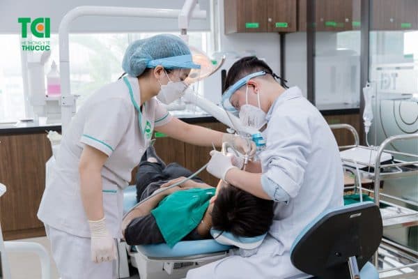 Điều trị viêm lợi được thực hiện bởi bác sĩ có chuyên môn để đảm bảo an toàn, hiệu quả