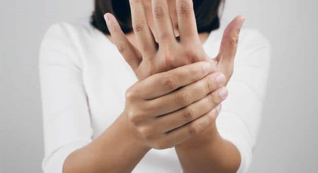 Bệnh nhân bị viêm dây thần kinh thường có cảm giác như bị kim châm, tê bì và đau nhức ở chân, tay