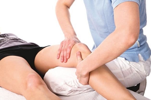 Thường xuyên vận động, xoa bóp nhẹ nhàng cho bệnh nhân liệt nửa người