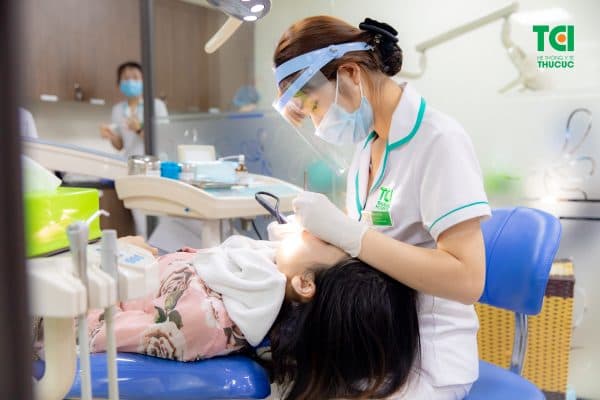 Điều trị tủy được thực hiện bởi bác sĩ chuyên môn cao tại nha khoa uy tín sẽ không gây đau, biến chứng