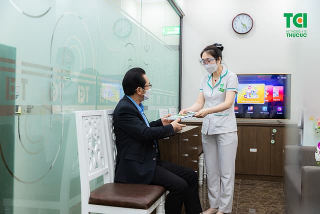 NSND Trần Nhượng khám sức khỏe tại Hệ thống y tế Thu Cúc TCI