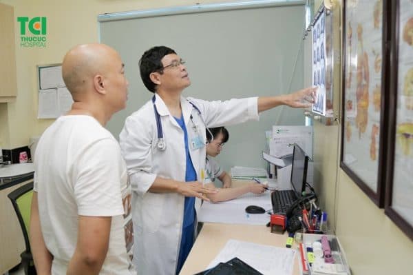 Bác sĩ thăm khám và chẩn đoán bệnh ung thư gan 