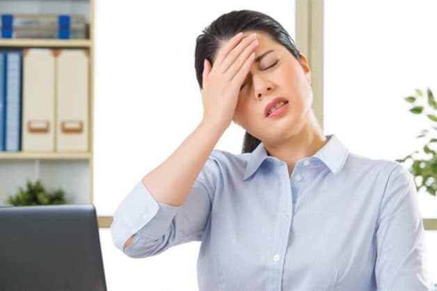 Đau đầu suy giảm trí nhớ có thể là dấu hiệu của tình trạng căng thẳng, làm việc quá sức hoặc cảnh báo một số bệnh lý nguy hiểm