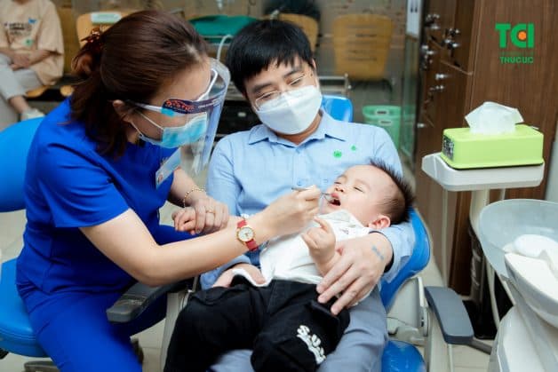 Cho trẻ tái khám nếu có dấu hiệu bất thường