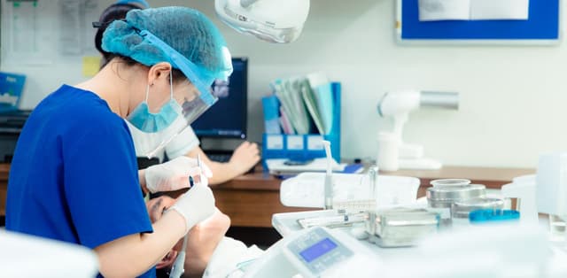 Điều trị tủy răng cửa thực hiện như thế nào?