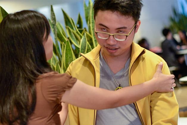 Người bị động kinh vắng ý thức thường có biểu hiện là ngây người, mắt vô hồn nhìn vào không gian trong khoảng thời gian ngắn