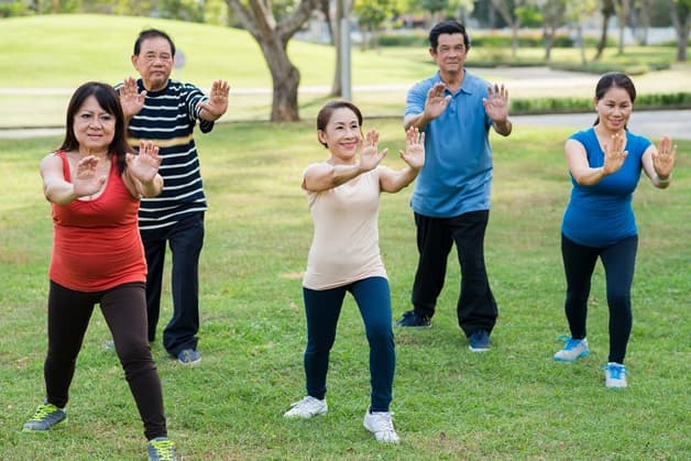 Các môn thể thao được khuyến khích tập luyện là đi bộ, chạy, bơi lội, nhảy dây, đạp xe, gym, yoga,...