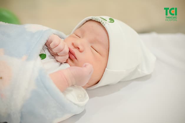 Em bé chào đời khỏe mạnh, bình an, là sự bù đắp cho chuỗi ngày đau khổ vì hiếm muộn của vợ chồng chị Hoàng Thị Huế