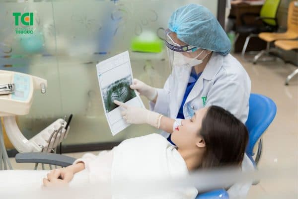 Thăm khám với bác sĩ có chuyên môn để được tư vấn điều trị phù hợp với tình trạng của bản thân