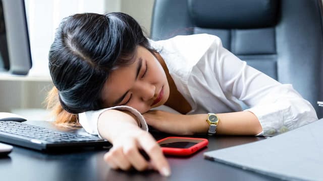 Mất ngủ buổi trưa có ảnh hưởng đến sức khỏe không?