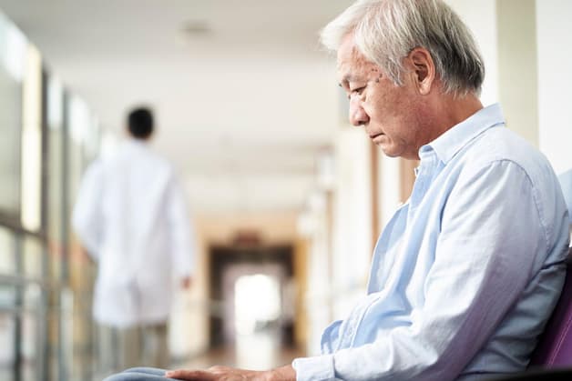 Triệu chứng Alzheimer thường gặp là đãng trí, giảm khả năng ghi nhớ và nhận thức